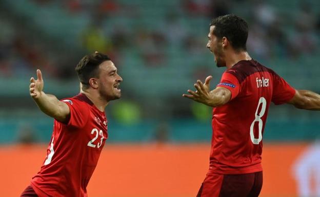 Shaqiri celebra junto a Freuler el primero de sus dos goles.