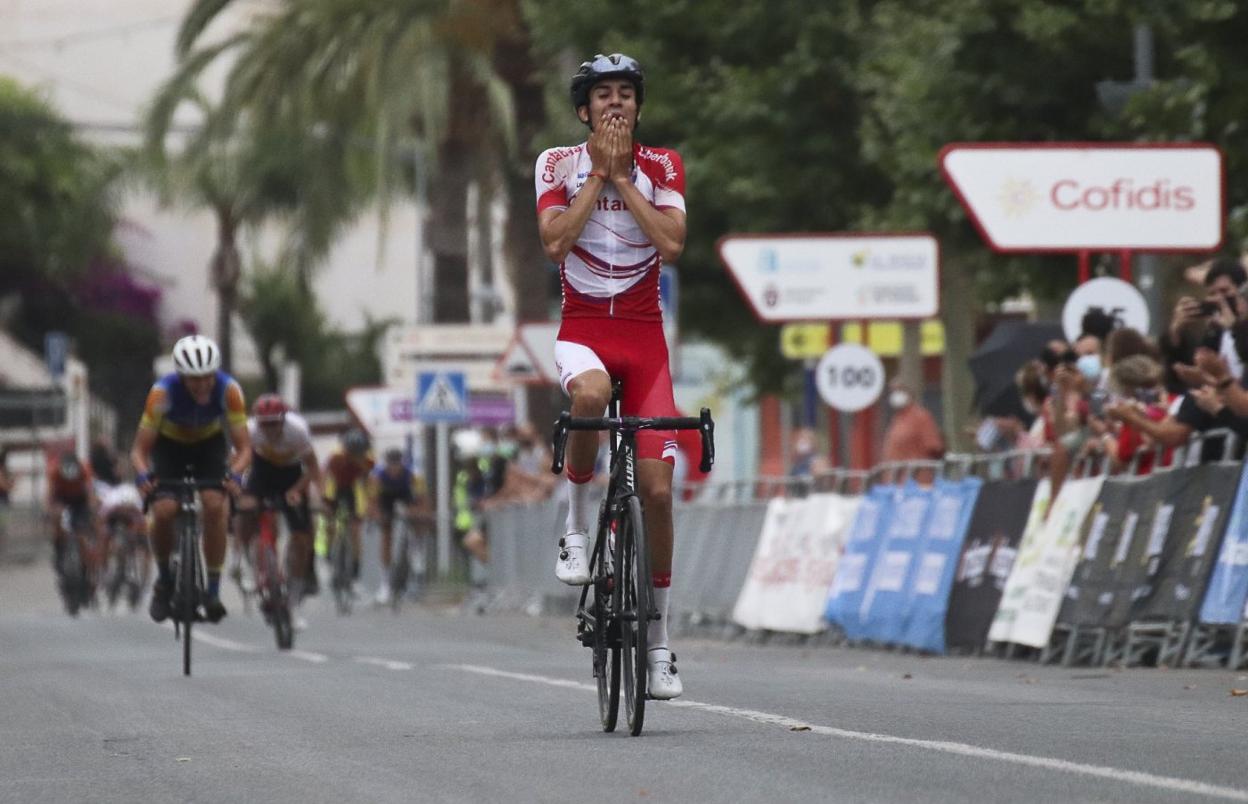 Iván Cobo entra en meta para ganar el Nacional en La Nucía. 