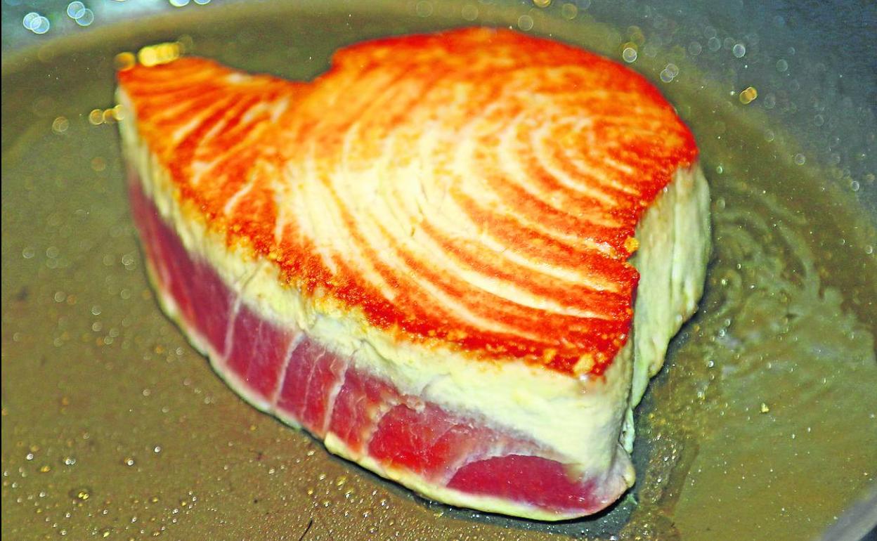 Para esta receta los medallones de bonito deben quedar dorados por fuera y crudos por dentro. 