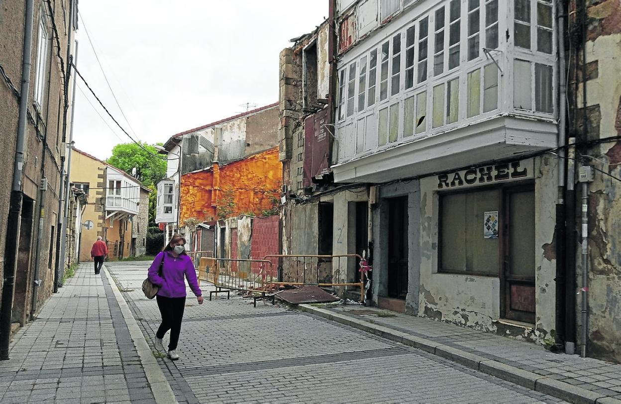 Edificios de la calle Rodrigo de Reinosa que serán derribados. 