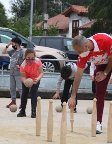 Imagen secundaria 2 - Los bolos empiezan a rodar con fuerza en el colegio de Villaescusa