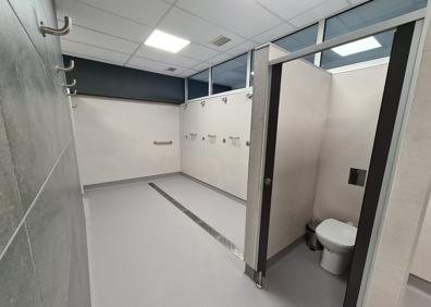 Imagen secundaria 1 - Vestuarios, baños y rampa de acceso del polideportivo.