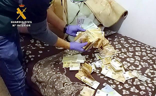 Catorce detenidos por estafar más de 350.000 euros por internet usando los datos bancarios y teléfonos de personas sin recursos