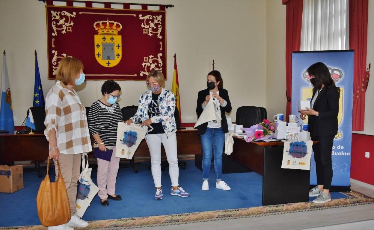 Entrega de información a las mujeres de San Felices en el salón de plenos.