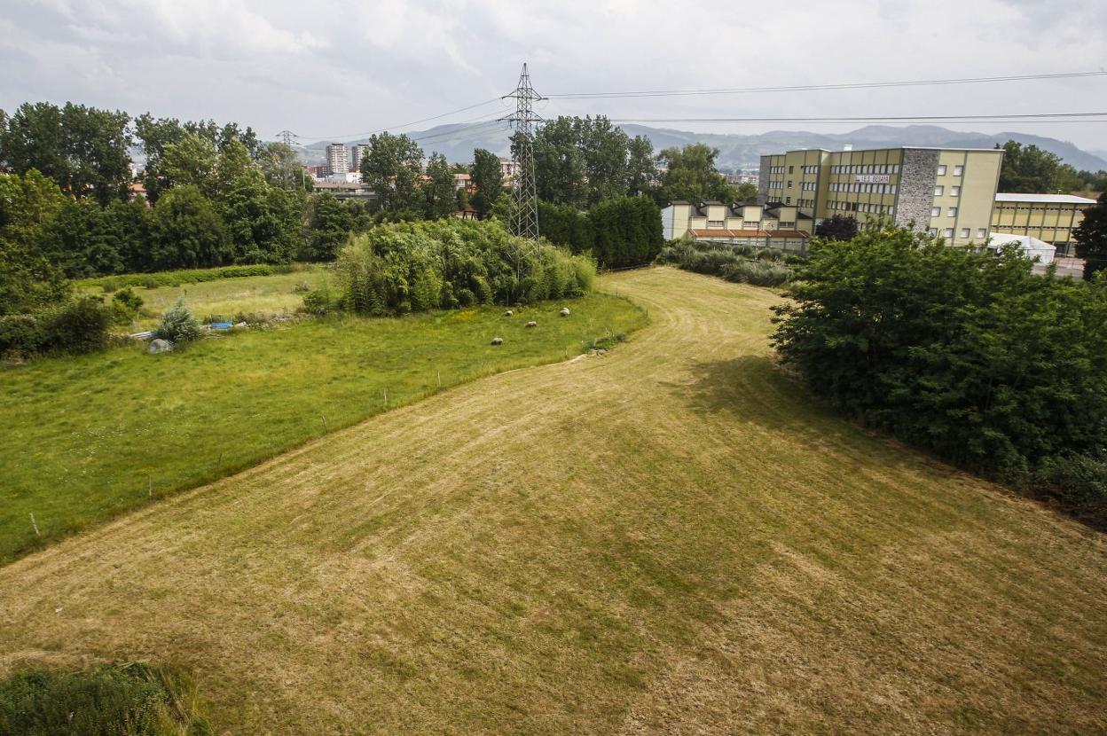 Vista general desde la pasarela peatonal de Ganzo de una de las fincas de Torres, ubicada detrás del IES Besaya.