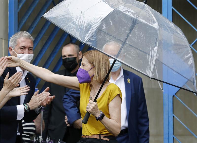 La expresidenta del Parlament, Carme Forcadell, a su salida de la cárcel de Wad Ras.