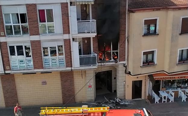 Imagen principal - El incendio ha ocurrido en le número 16 de la carretera general de Unquera.