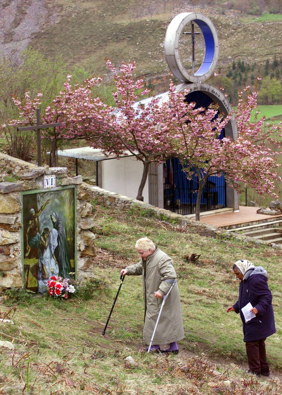 Peregrinos cristianos visitan el santuario en San Sebastian de Garandabal en abril del año 2002