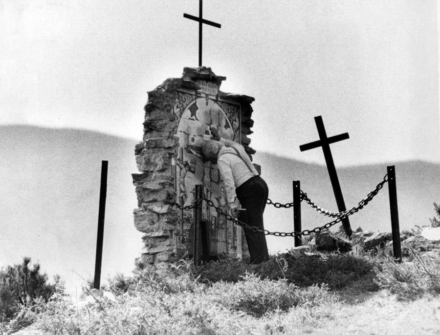 Un peregrino en una imagen de abril de 1995 en uno de los hitos del viacrucis