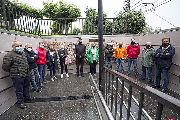Los representantes municipales visitaron la zona para ver el resultado de los trabajos, ayer, en Camargo. 