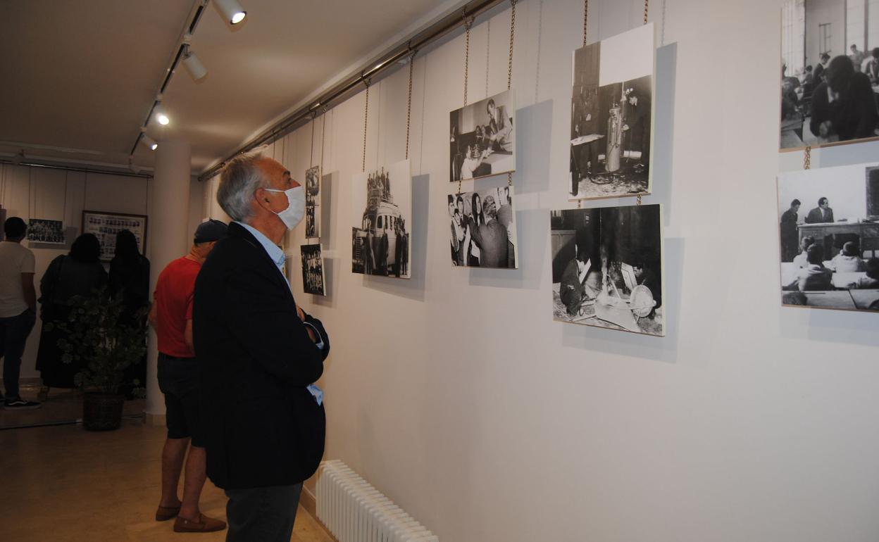 Visitantes contemplan la exposición fotográfica en la Casa de Cultura de Santoña. 