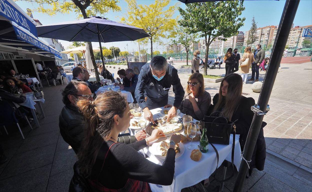 Comensales en una terraza del Barrio Pesquero el mes pasado.