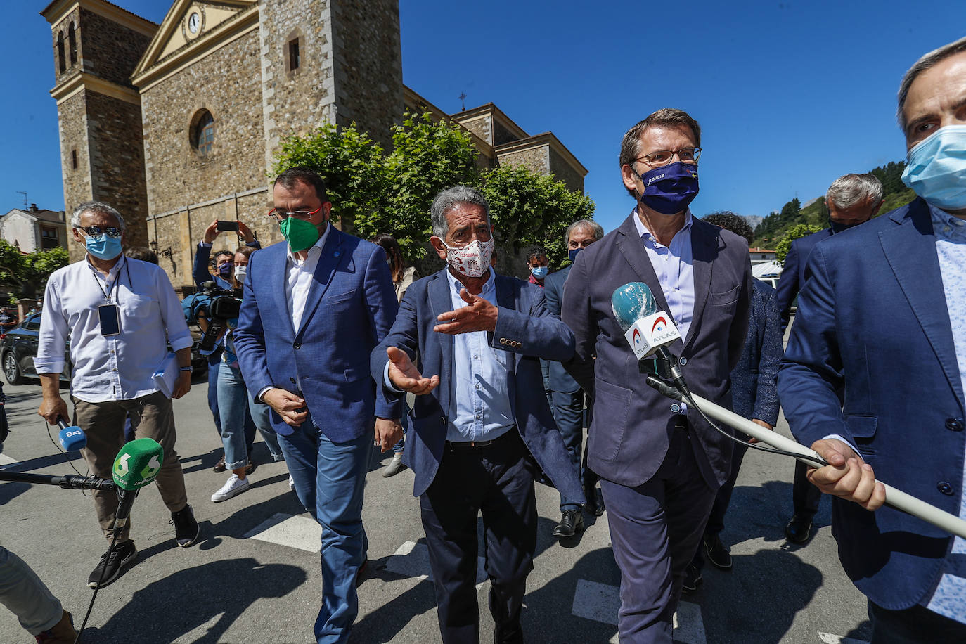 Revilla, Feijoó y Barbón aprovechan la promoción de los caminos de Liébana y Santiago para ampliar vías de colaboración