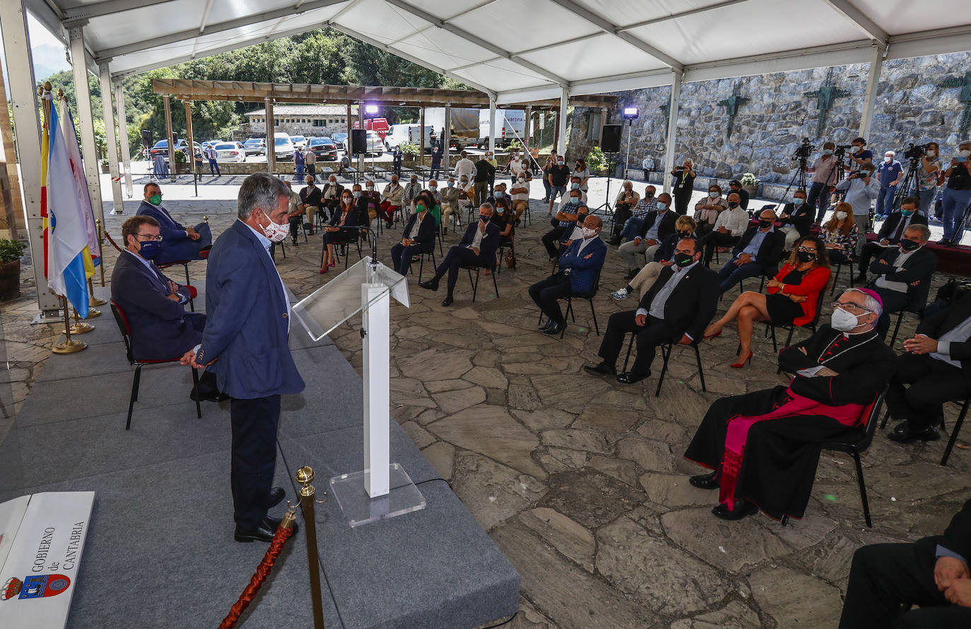 Revilla, Feijoó y Barbón aprovechan la promoción de los caminos de Liébana y Santiago para ampliar vías de colaboración