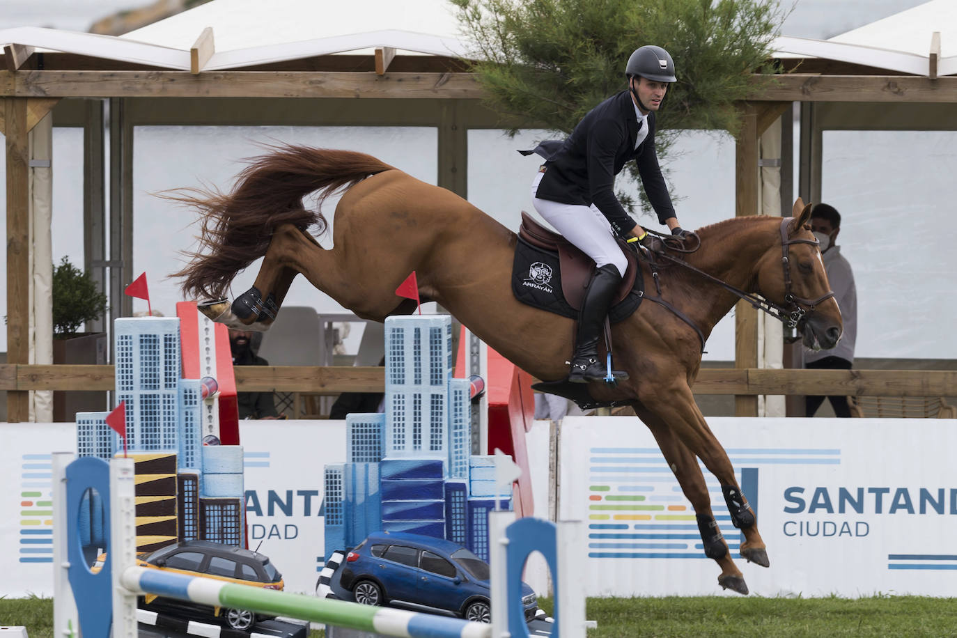 La campa del Palacio de La Magdalena acoge este fin de semana la XXI edición del Concurso de Saltos Internacional de Santander, en el que participan 67 jinetes y un centenar de caballos en nueve pruebas. Entre los jinetes figuran cántabros como Javier López Aróstegui, Borja Villalón, Iván Serrano o Pablo Díaz Cuevas. Además, esta edición cuenta con gran representación internacional de Francia, México, Portugal y Bélgica.