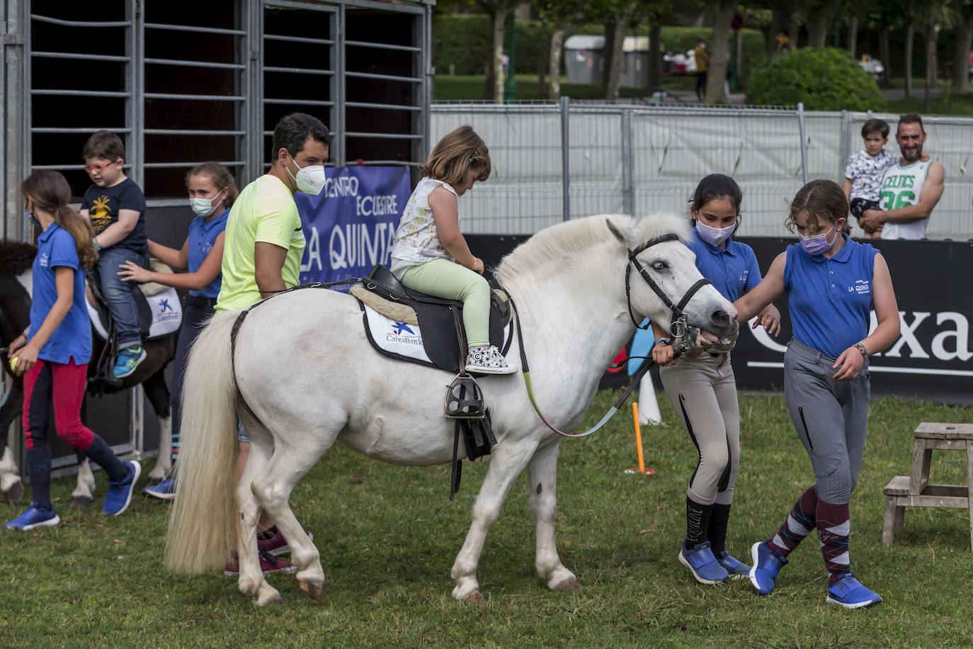 La campa del Palacio de La Magdalena acoge este fin de semana la XXI edición del Concurso de Saltos Internacional de Santander, en el que participan 67 jinetes y un centenar de caballos en nueve pruebas. Entre los jinetes figuran cántabros como Javier López Aróstegui, Borja Villalón, Iván Serrano o Pablo Díaz Cuevas. Además, esta edición cuenta con gran representación internacional de Francia, México, Portugal y Bélgica.