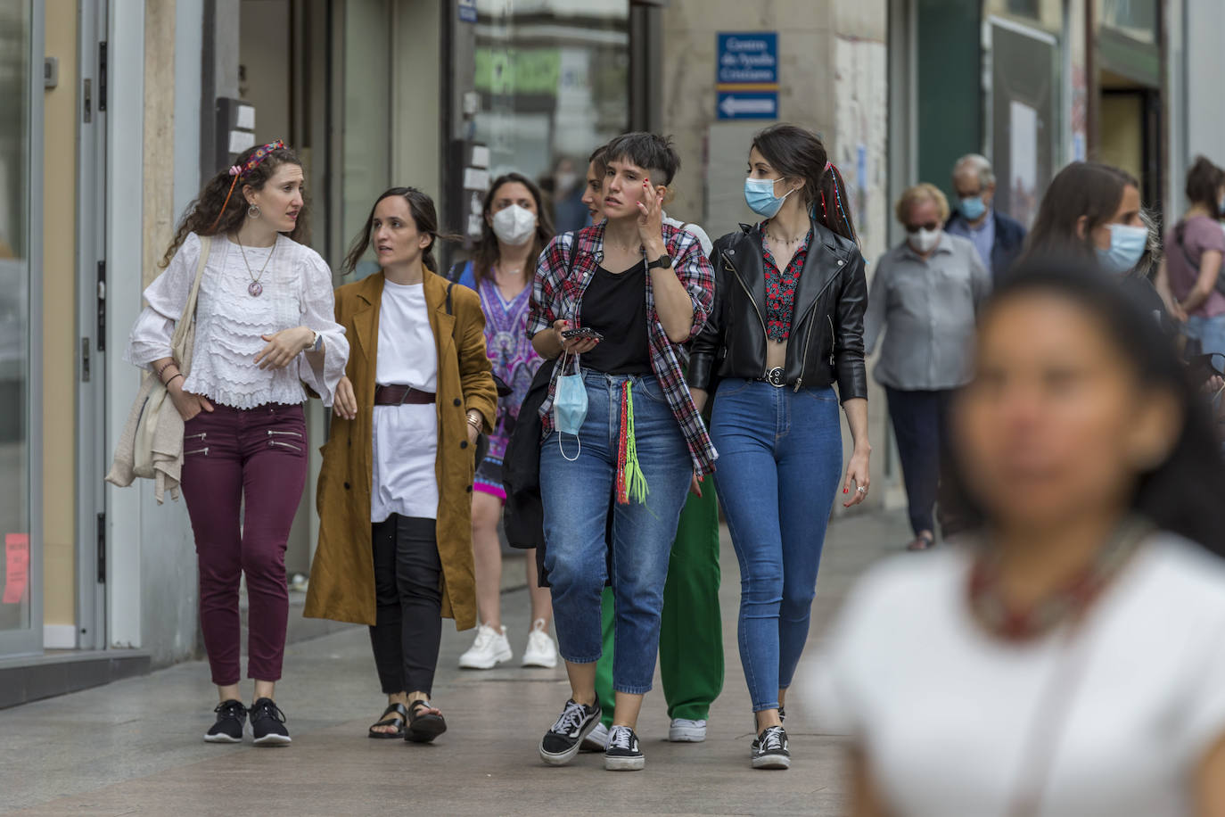 Aún son mayoría quienes prefieren mantenerse a cubierto por seguridad en las primeras horas de aplicación de la nueva normativa