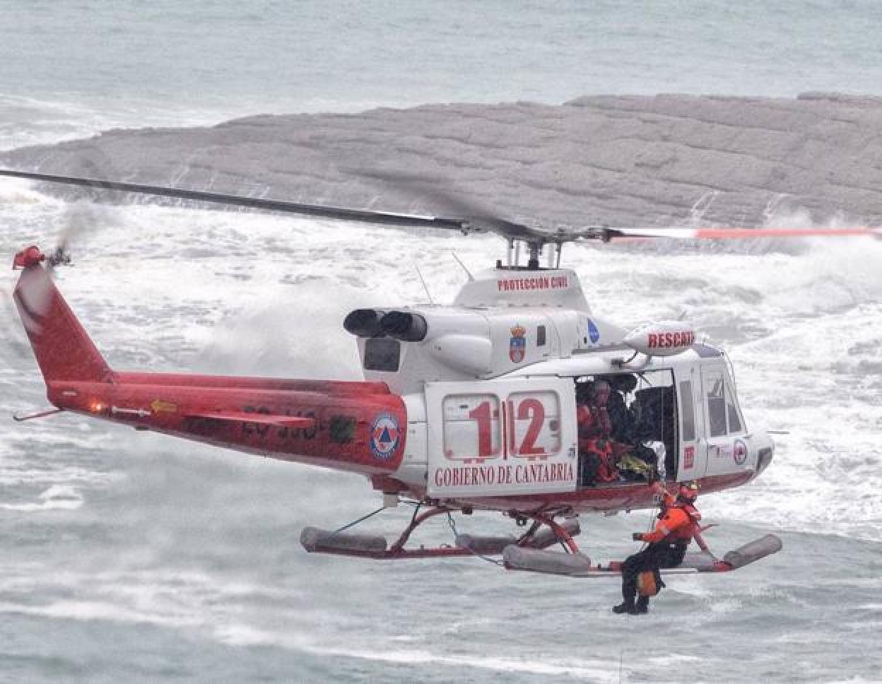 Los rescatadores del 112, en una intervención de costa con el helicóptero. 