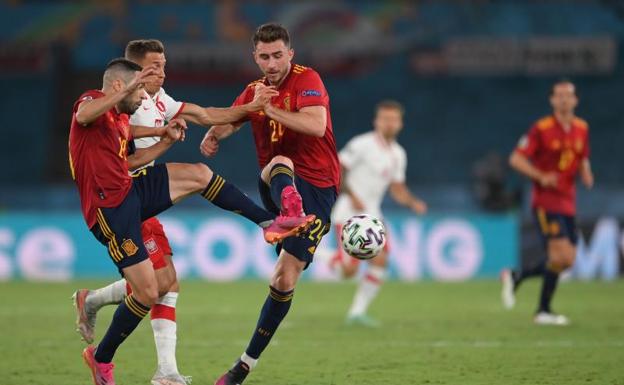 Laporte y Jordi Alba, en una acción defensiva ante Polonia. 