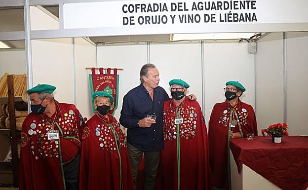 Imagen principal - La Feria de Caza reúne en Potes a cientos de visitantes