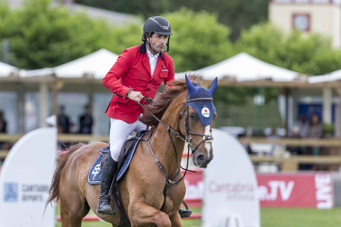 La campa del Palacio de La Magdalena acoge este fin de semana la XXI edición del Concurso de Saltos Internacional de Santander, en el que participan 67 jinetes y un centenar de caballos en nueve pruebas. Entre los jinetes figuran cántabros como Javier López Aróstegui, Borja Villalón, Iván Serrano o Pablo Díaz Cuevas. Además, esta edición cuenta con gran representación internacional de Francia, México, Portugal y Bélgica.