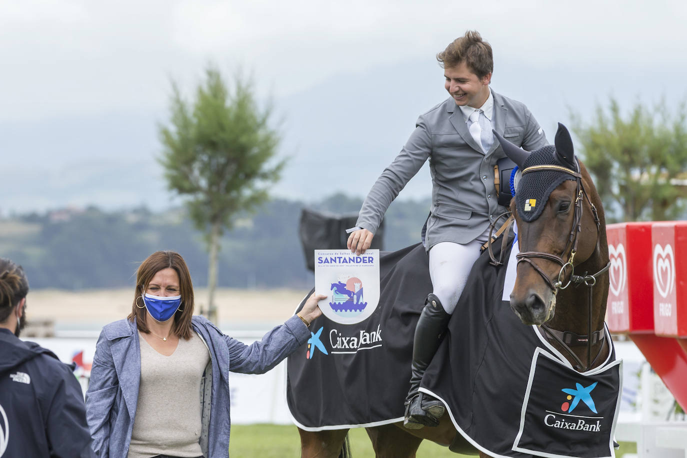 La campa del Palacio de La Magdalena acoge este fin de semana la XXI edición del Concurso de Saltos Internacional de Santander, en el que participan 67 jinetes y un centenar de caballos en nueve pruebas. Entre los jinetes figuran cántabros como Javier López Aróstegui, Borja Villalón, Iván Serrano o Pablo Díaz Cuevas. Además, esta edición cuenta con gran representación internacional de Francia, México, Portugal y Bélgica.