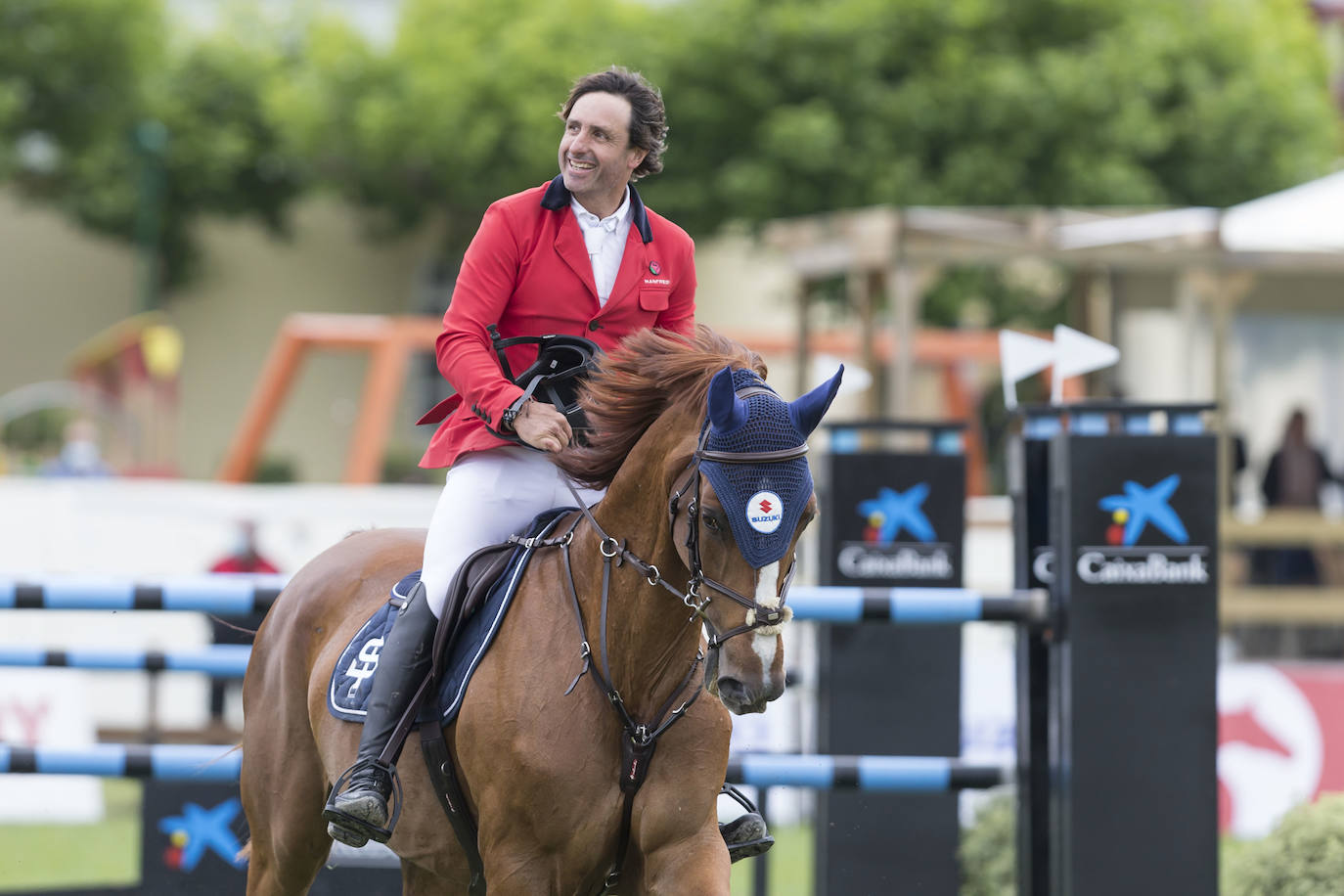 La campa del Palacio de La Magdalena acoge este fin de semana la XXI edición del Concurso de Saltos Internacional de Santander, en el que participan 67 jinetes y un centenar de caballos en nueve pruebas. Entre los jinetes figuran cántabros como Javier López Aróstegui, Borja Villalón, Iván Serrano o Pablo Díaz Cuevas. Además, esta edición cuenta con gran representación internacional de Francia, México, Portugal y Bélgica.