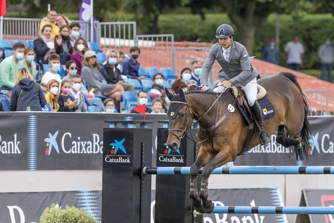 La campa del Palacio de La Magdalena acoge este fin de semana la XXI edición del Concurso de Saltos Internacional de Santander, en el que participan 67 jinetes y un centenar de caballos en nueve pruebas. Entre los jinetes figuran cántabros como Javier López Aróstegui, Borja Villalón, Iván Serrano o Pablo Díaz Cuevas. Además, esta edición cuenta con gran representación internacional de Francia, México, Portugal y Bélgica.