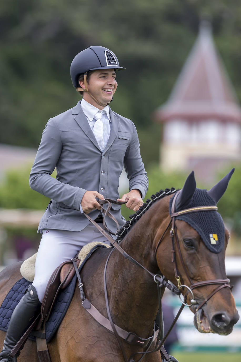 La campa del Palacio de La Magdalena acoge este fin de semana la XXI edición del Concurso de Saltos Internacional de Santander, en el que participan 67 jinetes y un centenar de caballos en nueve pruebas. Entre los jinetes figuran cántabros como Javier López Aróstegui, Borja Villalón, Iván Serrano o Pablo Díaz Cuevas. Además, esta edición cuenta con gran representación internacional de Francia, México, Portugal y Bélgica.