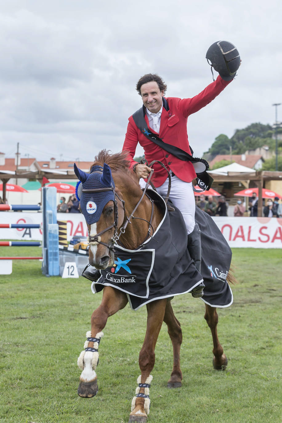 La campa del Palacio de La Magdalena acoge este fin de semana la XXI edición del Concurso de Saltos Internacional de Santander, en el que participan 67 jinetes y un centenar de caballos en nueve pruebas. Entre los jinetes figuran cántabros como Javier López Aróstegui, Borja Villalón, Iván Serrano o Pablo Díaz Cuevas. Además, esta edición cuenta con gran representación internacional de Francia, México, Portugal y Bélgica.