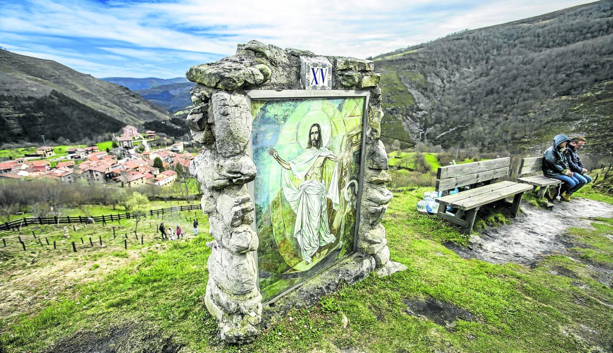 t Los devotos ascienden por la zona de los pinos y realizan las catorce estaciones del Vía Crucis. Al final hay una imagen pequeña del Arcángel San Miguel. 