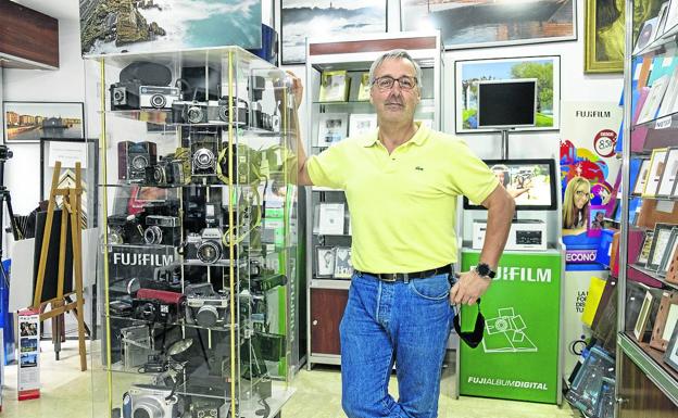 José Zubieta, en la tienda de Fotografía Zubieta fundada en 1905, en la calle Hernán Cortés. 