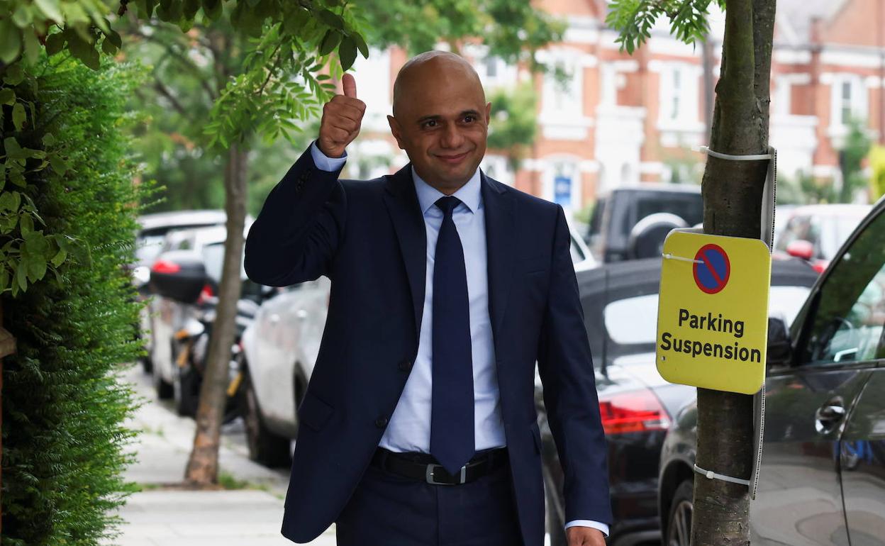 Sajid Javid, nuevo ministro de Sanidad británico, este domingio cerca de su domicilio en Londres.