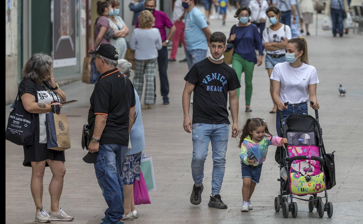 Imagen de una calle de Santander este sábado.