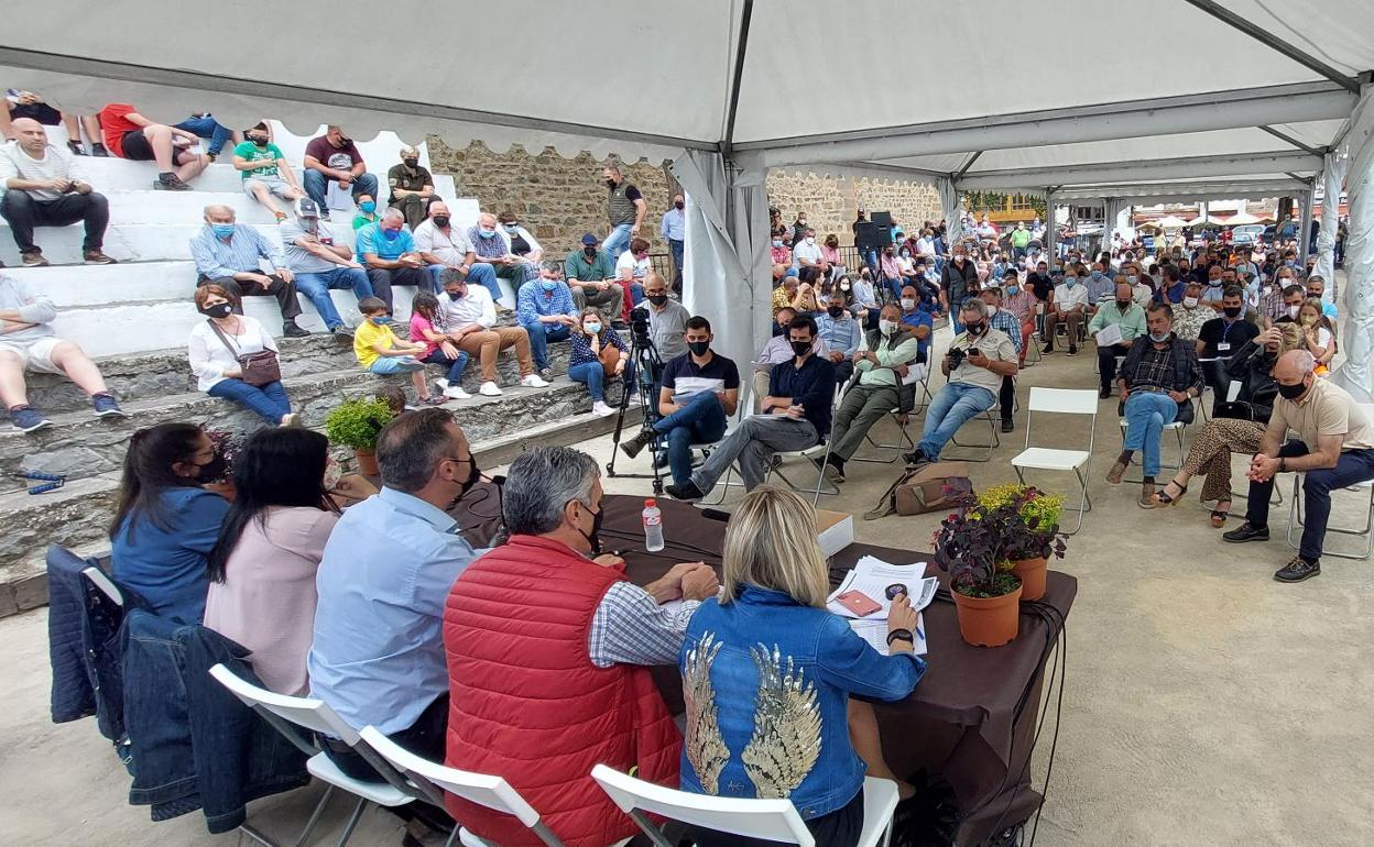 La subasta de caza se celebró en una carpa habilitada en la bolera de La Serna, de Potes 