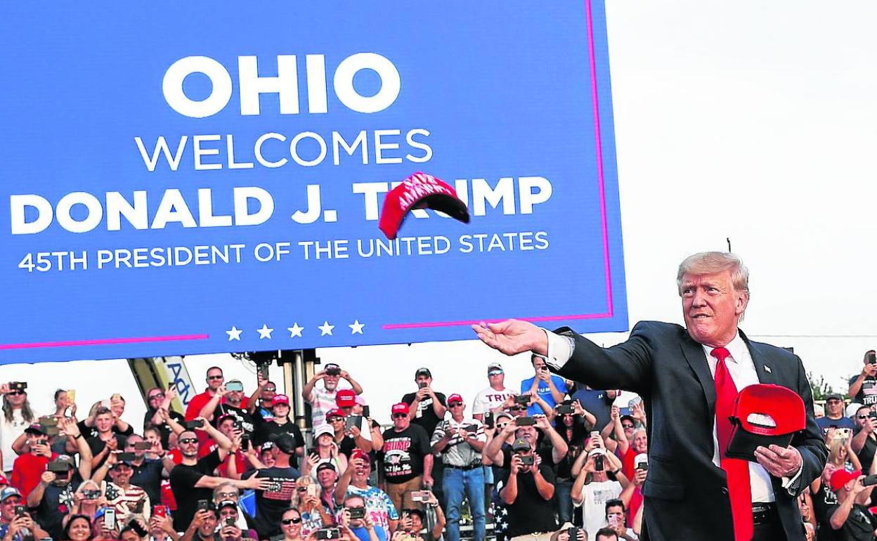 Donald Trump, arropado por simpatizantes durante el mitin del sábado en Wellington (Ohio). 