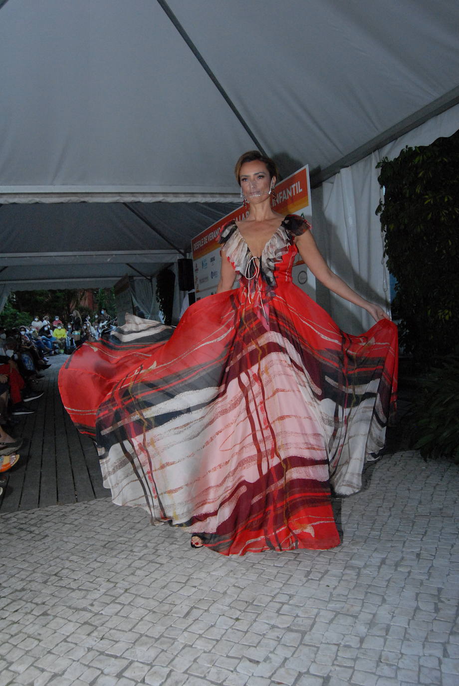 El hotel-escuela acogió el desfile contra la pobreza infanti -organizado por Apemecac-, que contó con una veintena de comercios y artistas locales a benefecio de la Cocina Económica de Santander.