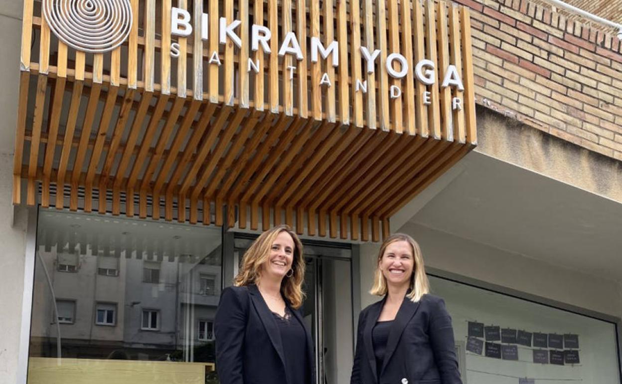 Clara Liaño Sedano y María Solano Cagigas, a puertas de Bikram Yoga Santander.