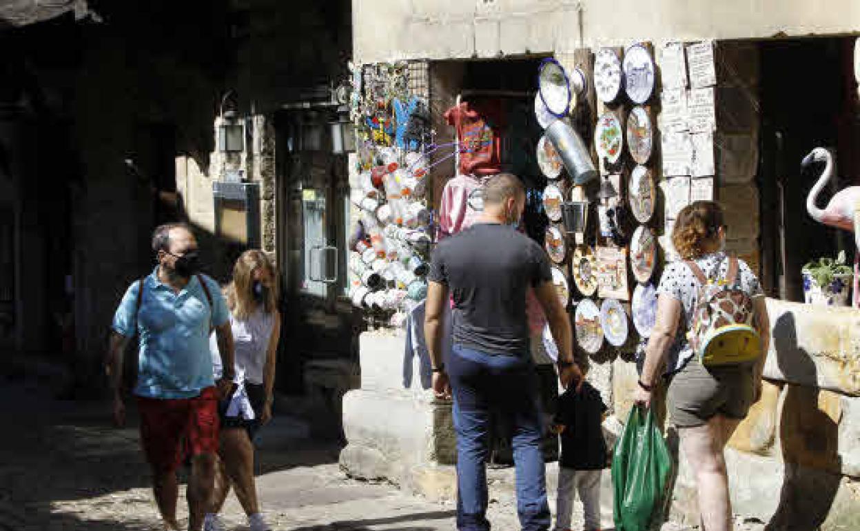Primeros turistas en Santillana del Mar después del confinamiento