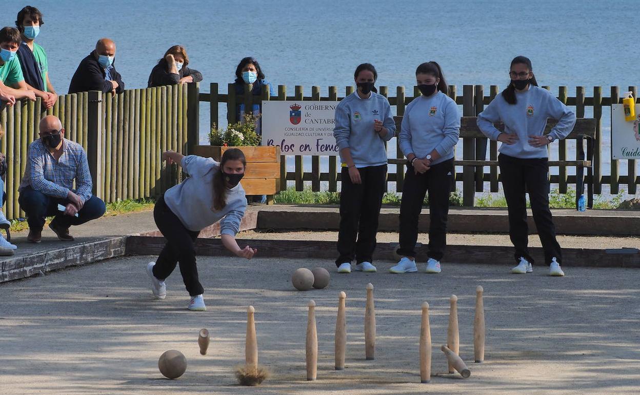 Marta Castillo birla en un partido de Campoo este año. Al fondo, Diana López, Lara Macho y Miriam Ortiz. 