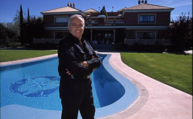 Imagen principal - José Luis Moreno en su mansión de Boadilla del Monte, que le sirve de vivienda y sede de su productora. El empresario en 'Torrente 2: Misión en Marbella' y en su etapa de ventrílocuo con el cuervo Rockefeller.