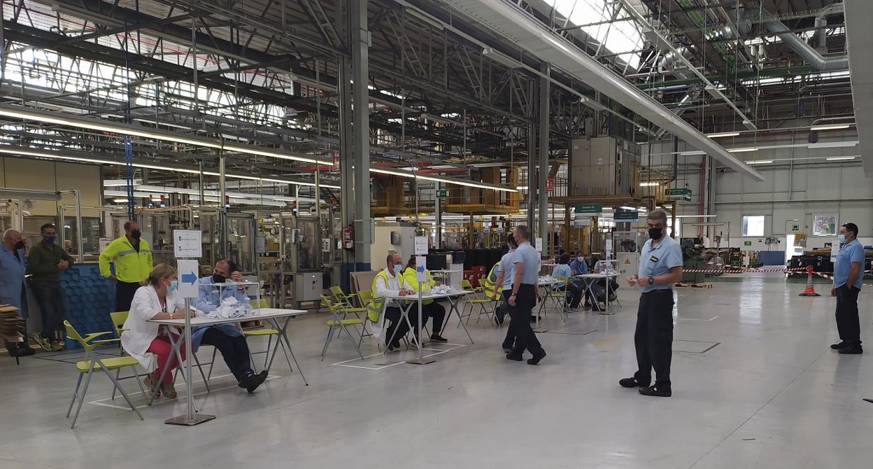 Votaciones celebradas ayer en la fábrica que SEG Automotive tiene en Treto para validar el plan de futuro de los trabajadores. 