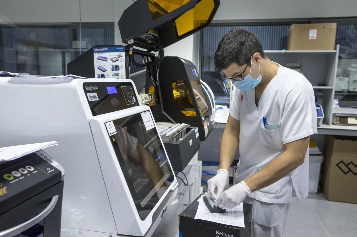 Laboratorio de Microbiología de Valdecilla, donde se analizan las variantes del virus. 