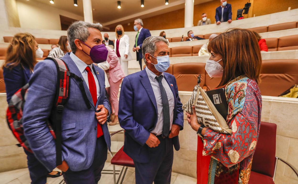 PRC y PSOE escenifican su «unión» y obvian el cambio de rumbo que exige la oposición