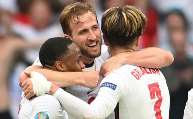 Sterling, Kane y Grealish celebran la victoria de Inglaterra ante Alemania. 