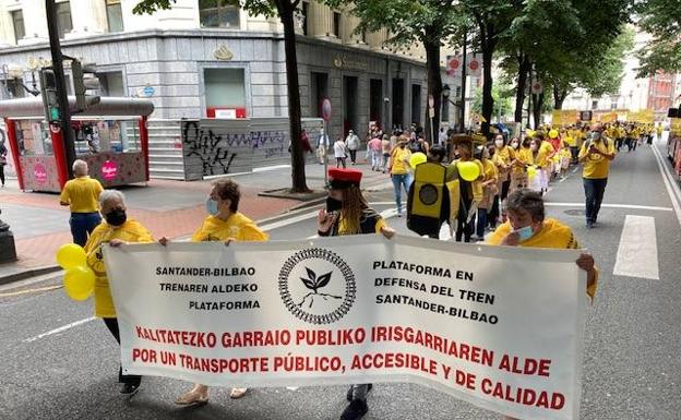 Una manifestación en Bilbao reclama trenes suficientes en la línea entre Santander y la capital vizcaína