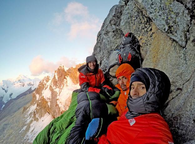 Los hermanos Pou y Manuel Ponce en la primera ascensión cara norte Cashan Oeste (5.686 m). 