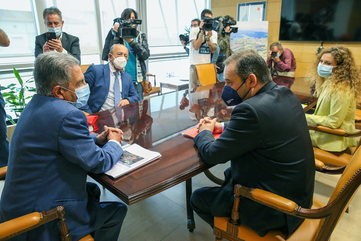 Un momento de la reunión entre Revilla y Ábalos junto a Ainoa Quiñones y Javier López Marcano