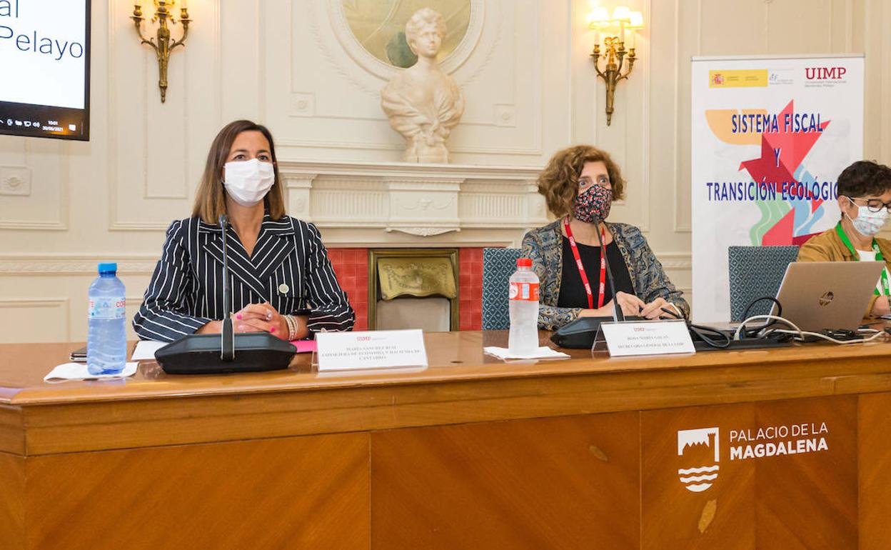 María Sánchez (izquierda), este miércoles junto a Rosa María Galán, secretaria general de la UIMP. 