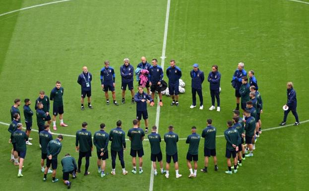 Roberto Mancini arenga a sus jugadores en la previa del Bélgica-Italia de cuartos en la Eurocopa. 